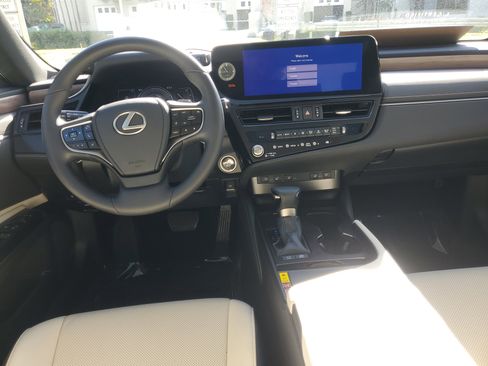 Used 2023 Lexus ES 300h w/ Premium Package image 10