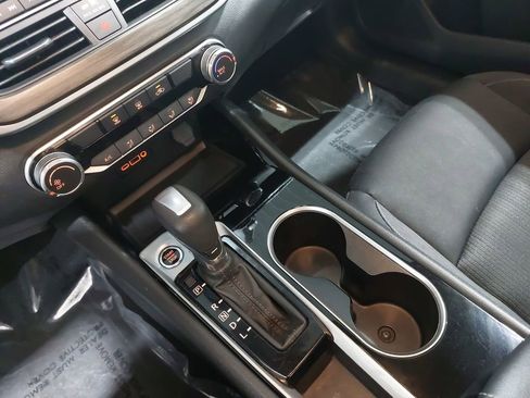 Used 2024 Nissan Altima 2.5 SV image 24