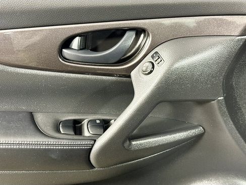 Used 2019 Nissan Rogue S AWD/4WD image 15