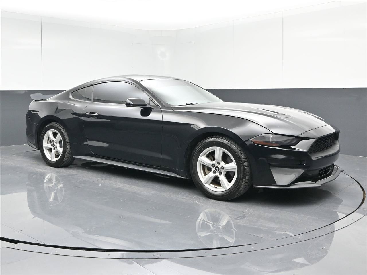 Used 2018 Ford Mustang Coupe RWD image 3