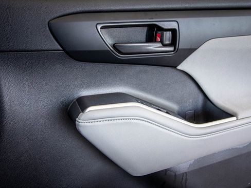 Used 2022 Toyota Highlander LE image 39