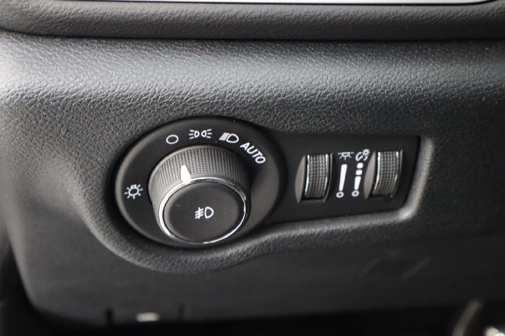 Used 2025 Chrysler Pacifica Select FWD image 24