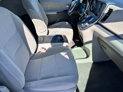 Used 2017 Toyota Sienna LE FWD image 11