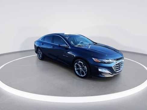 Used 2020 Chevrolet Malibu LT image 2