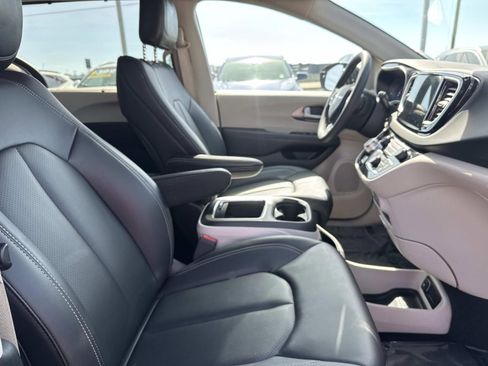 Used 2024 Chrysler Pacifica Touring-L image 13