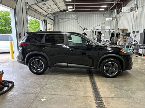 Used 2024 Nissan Rogue SV AWD/4WD image 6