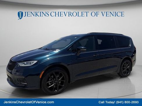 Used 2022 Chrysler Pacifica Touring-L w/ Uconnect Theater Family Group AWD/4WD image 11