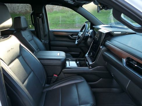 Used 2025 GMC Yukon Denali image 28