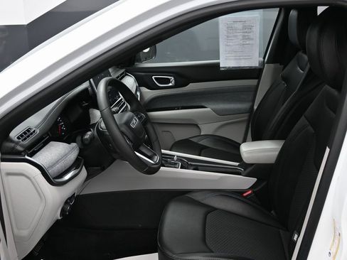 Used 2023 Jeep Compass Latitude image 16