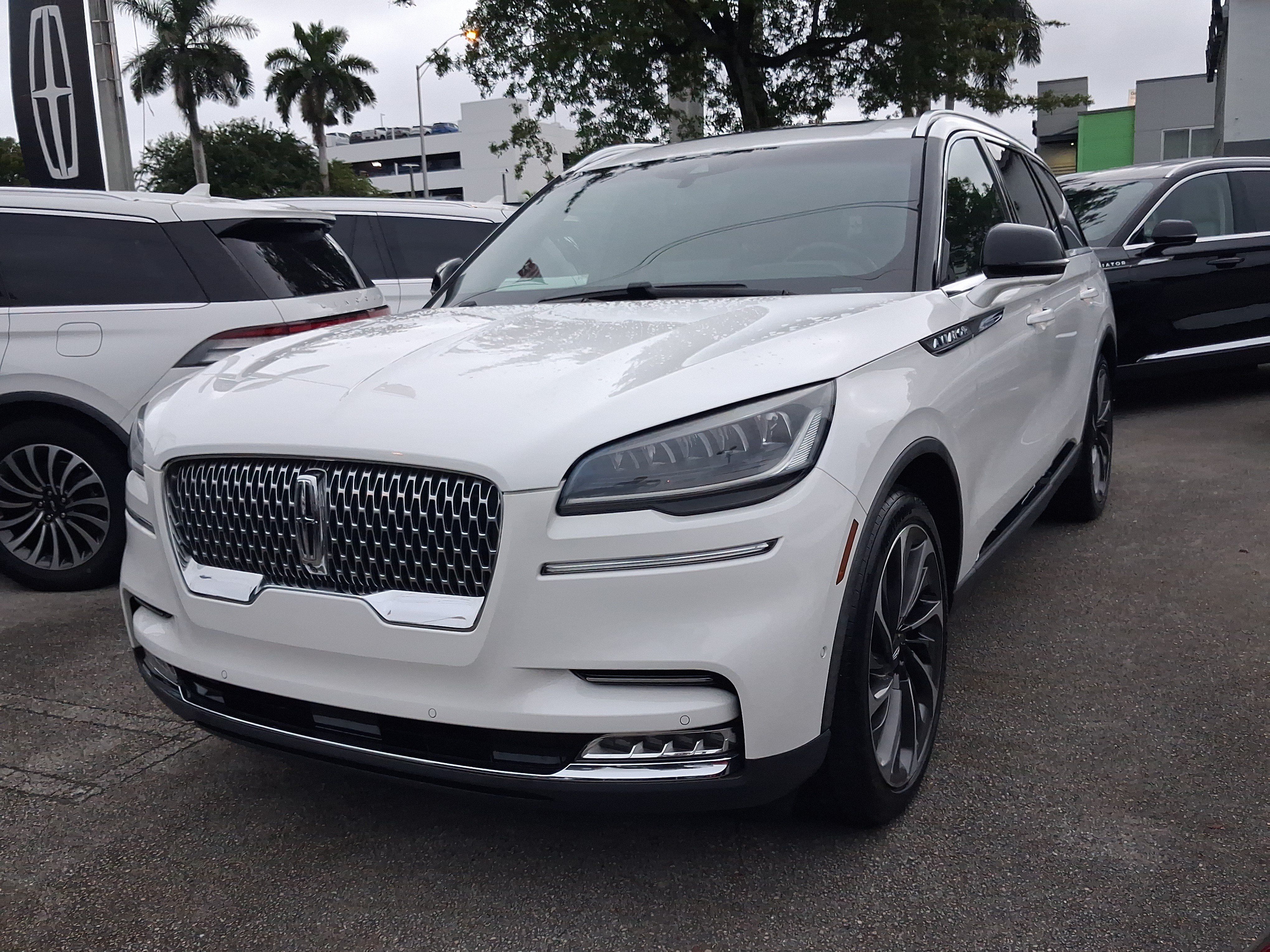 Used 2020 Lincoln Aviator Reserve w/ Equipment Group 201A RWD image 2