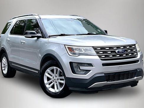 Used 2017 Ford Explorer XLT FWD image 2