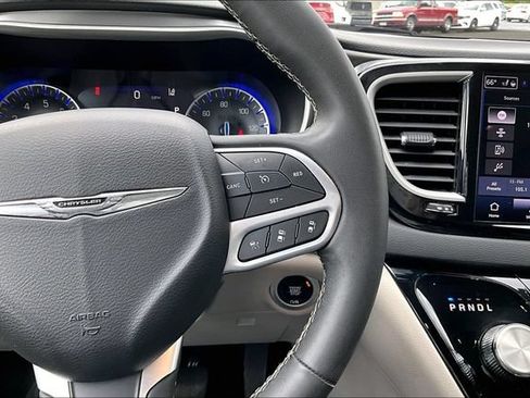 Used 2023 Chrysler Pacifica Touring-L FWD image 12