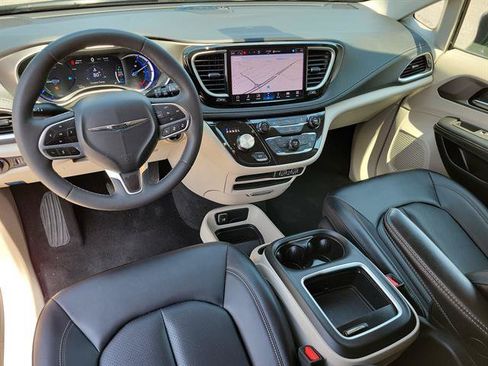 Used 2024 Chrysler Pacifica Limited FWD image 16