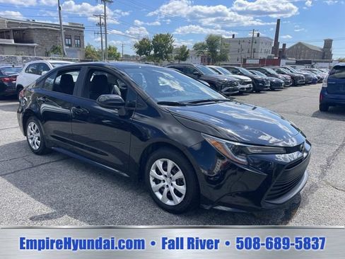 Used 2025 Toyota Corolla LE FWD image 2