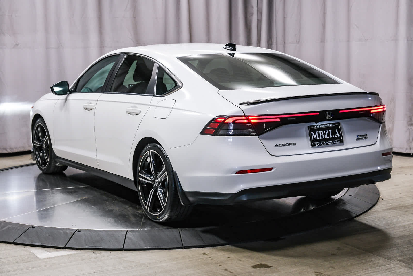 Used 2023 Honda Accord Sport image 2