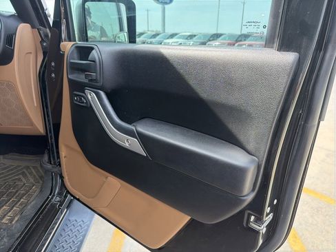 Used 2015 Jeep Wrangler Unlimited Sahara w/ Connectivity Group image 26