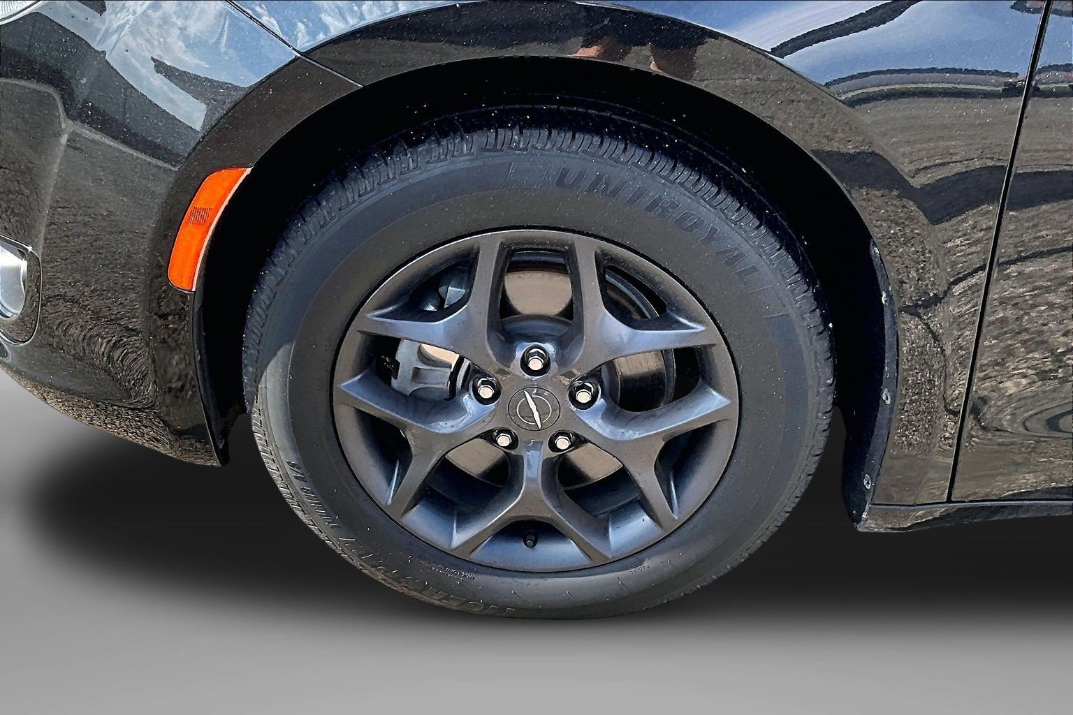 Used 2020 Chrysler Pacifica Touring-L Plus w/ S Appearance Package FWD image 9