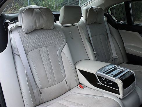 Used 2016 BMW 750i RWD image 19