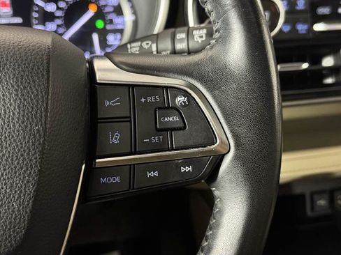 Used 2020 Toyota Highlander XLE AWD/4WD image 17