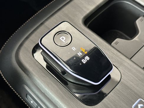 Used 2024 Nissan Ariya AWD image 21