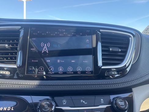 Used 2018 Chrysler Pacifica Limited image 35