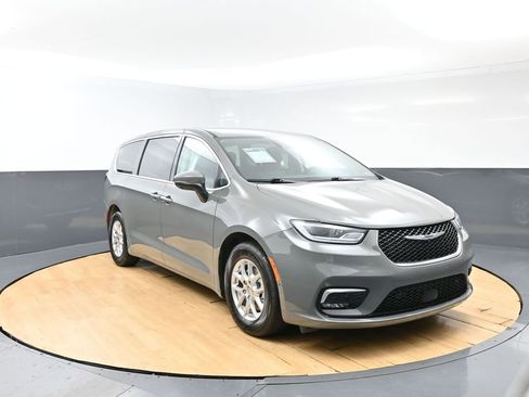 Used 2023 Chrysler Pacifica Touring-L FWD image 3