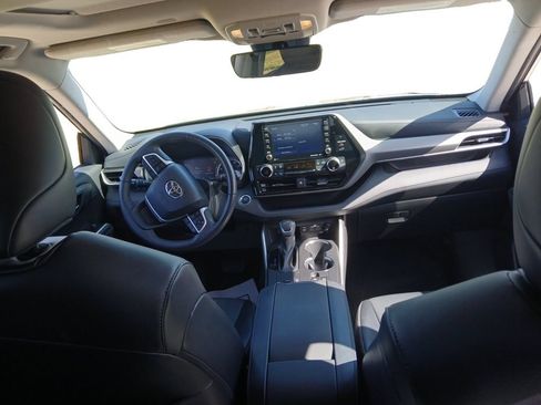Used 2022 Toyota Highlander XLE FWD image 5