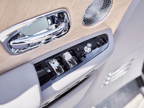 Used 2025 Rolls-Royce Phantom Sedan RWD image 37