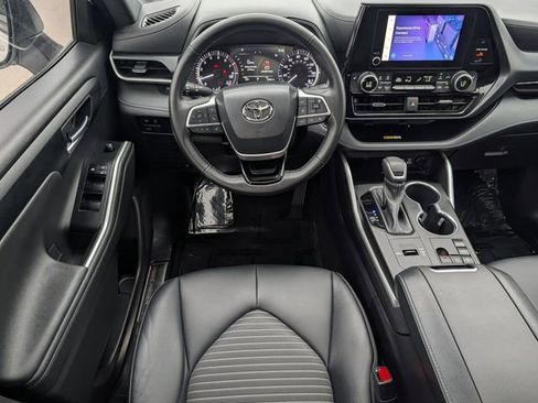 Used 2023 Toyota Highlander XSE image 12