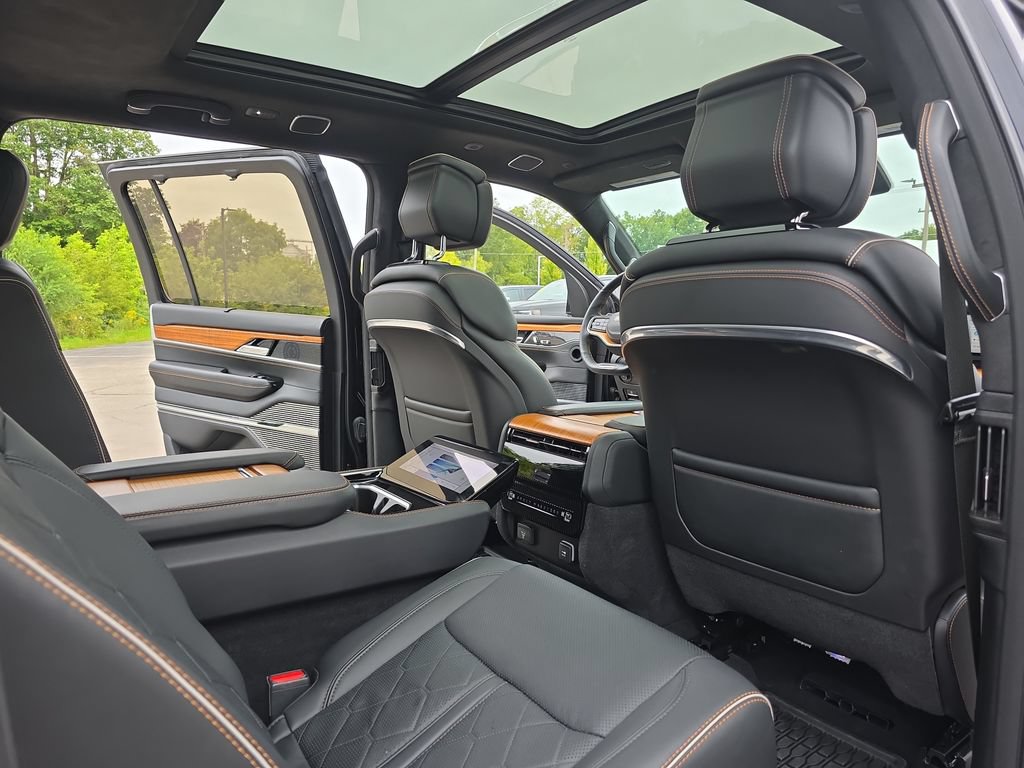 Used 2023 Jeep Grand Wagoneer Series III AWD/4WD image 11