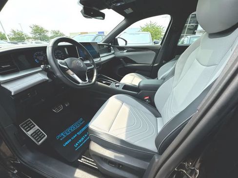 Certified 2025 Volkswagen Tiguan SE R-Line FWD image 10