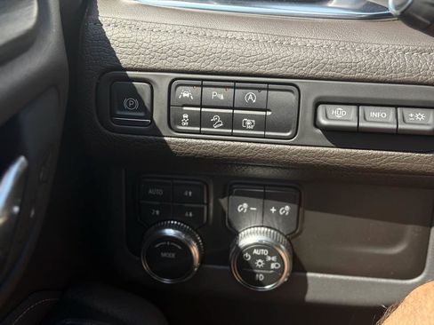 Used 2024 GMC Yukon XL Denali AWD/4WD image 18