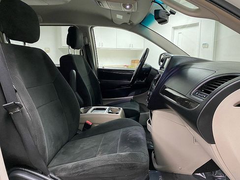 Used 2012 Chrysler Town & Country Touring image 18