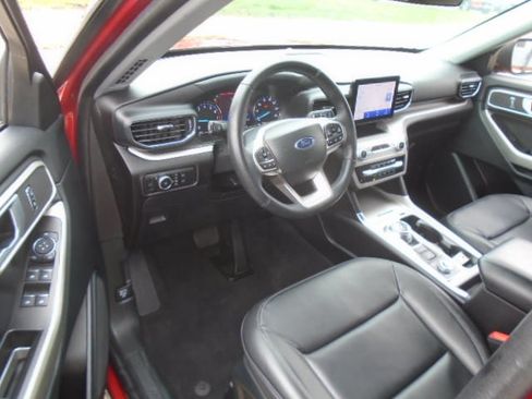 Used 2023 Ford Explorer XLT w/ Equipment Group 202A AWD/4WD image 15