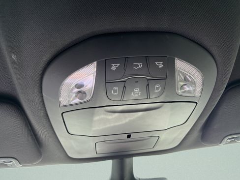 Used 2025 Chrysler Pacifica Select FWD image 18