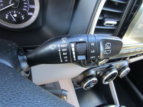 Used 2021 Hyundai Venue SEL image 20