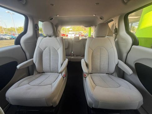 Used 2018 Chrysler Pacifica Touring Plus FWD image 20