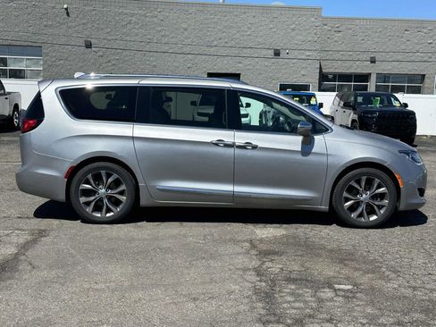 Used 2018 Chrysler Pacifica Limited w/ Tire & Wheel Group image 2