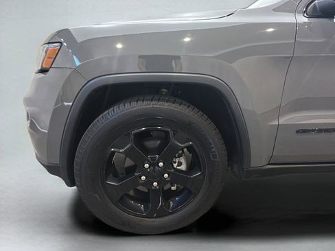 Used 2019 Jeep Grand Cherokee Laredo image 3