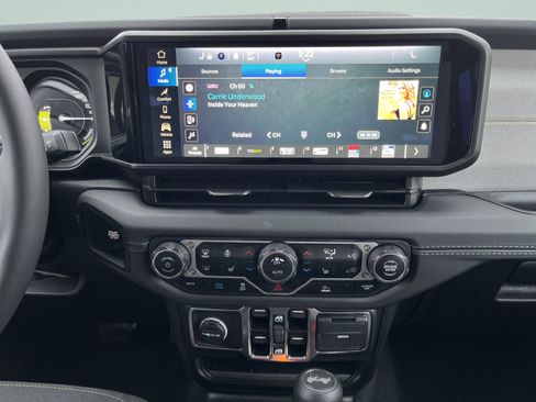 Used 2025 Jeep Wrangler Sahara image 29