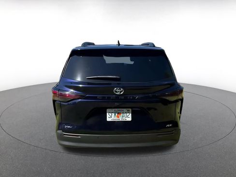 Used 2025 Toyota Sienna XLE FWD image 10
