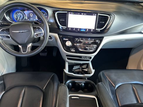 Used 2023 Chrysler Pacifica Touring-L FWD image 13
