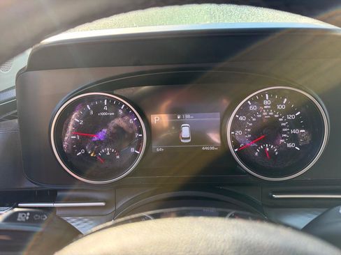 Used 2022 Kia Carnival LX FWD image 21