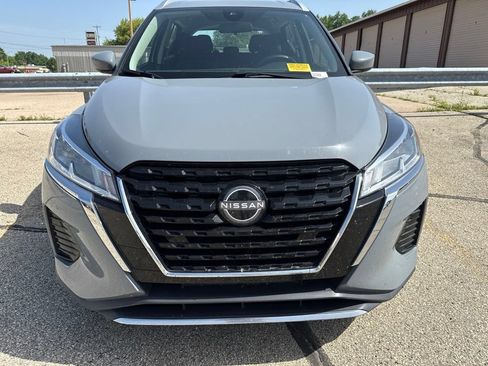 Used 2023 Nissan Kicks SV FWD image 2