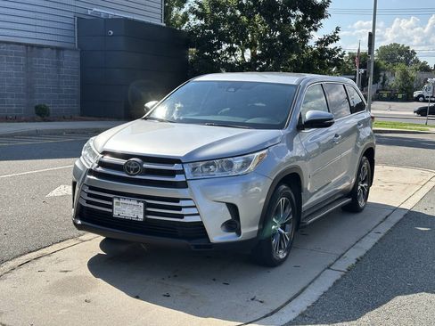 Used 2019 Toyota Highlander LE AWD/4WD image 1