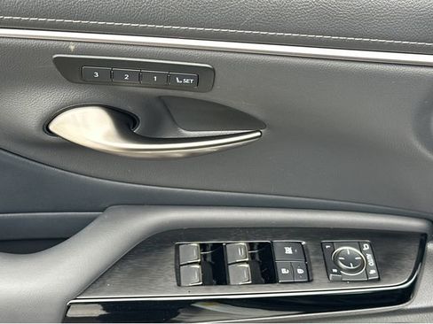 Certified 2025 Lexus ES 300h w/ Premium Package image 26