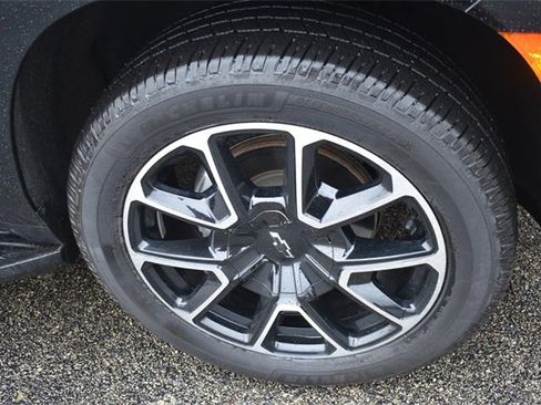 Used 2022 Chevrolet Suburban RST w/ Sport Performance Package image 11