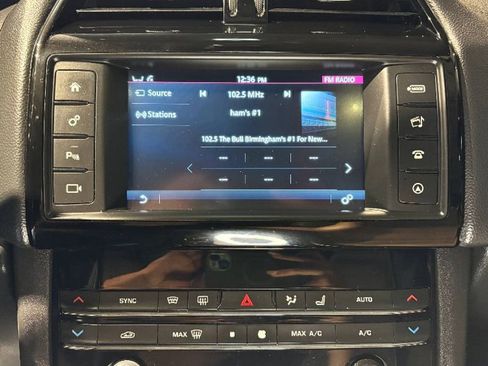 Used 2017 Jaguar F-PACE Premium image 28