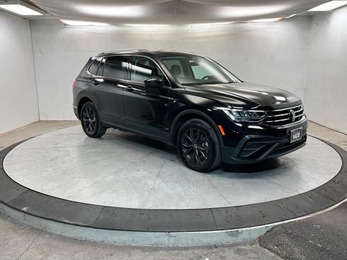 Used 2024 Volkswagen Tiguan SE image 8