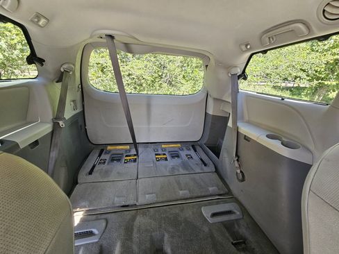 Used 2013 Toyota Sienna XLE AWD/4WD image 46
